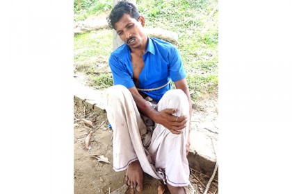 রূপগঞ্জে চুরির অপবাদে যুবককে খুঁটির সাথে বেঁধে নির্যাতন