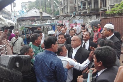 আওয়ামী আইনজীবীদের বাধায় বিএনপিপন্থীদের মানববন্ধন পণ্ড