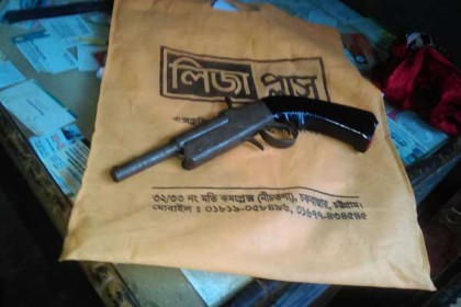 লামায় হার্ডওয়্যার দোকান থেকে অস্ত্র উদ্ধার