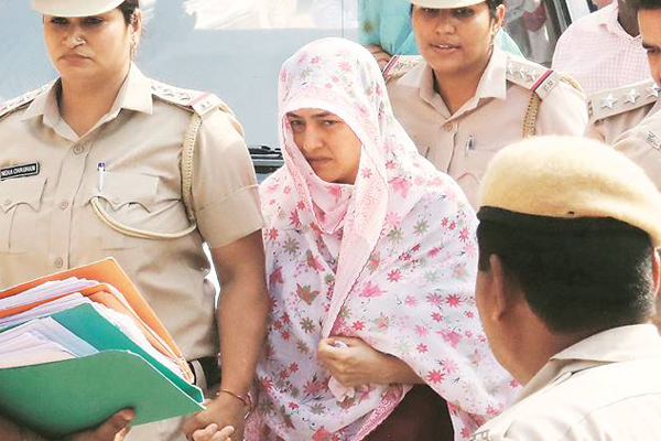 ৩০০ প্রশ্নের উত্তরের খোঁজে  হানিপ্রীতকে নিয়ে অজানা স্থানে পুলিশ