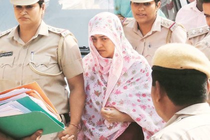 ৩০০ প্রশ্নের উত্তরের খোঁজে  হানিপ্রীতকে নিয়ে অজানা স্থানে পুলিশ