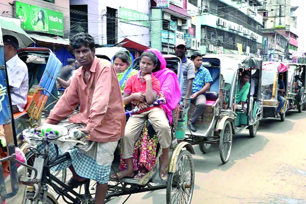 
খুলনায় ইজিবাইকে যানজট, ভোগান্তি