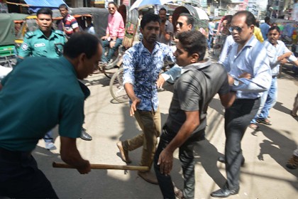 বরিশালে যুবদলের বিক্ষোভ মিছিলে পুলিশের লাঠিচার্জ, আহত ১০