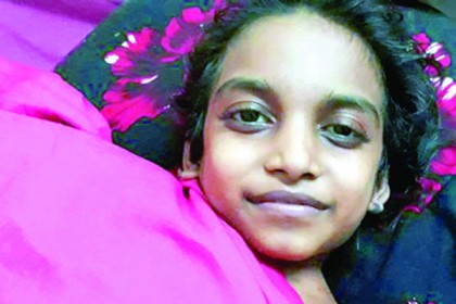মুক্তামণির হাতের অর্ধেকে চামড়া লাগানো শেষ