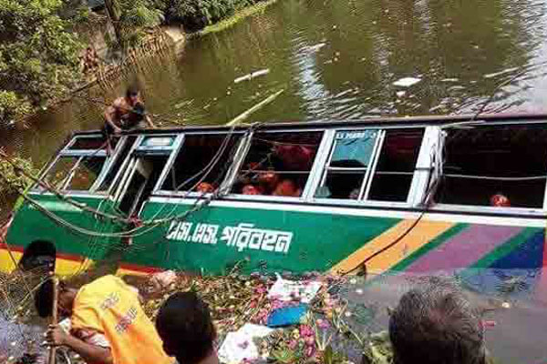 মুন্সীগঞ্জে বাস নিয়ন্ত্রণ হারিয়ে পুকুরে, নিহত ৩