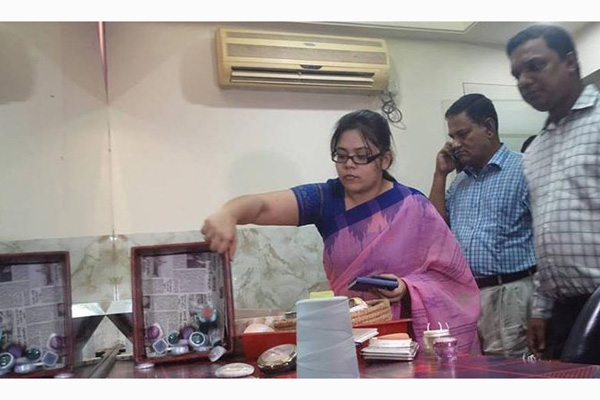 বিউটি পার্লারে রূপসজ্জায় মেয়াদোত্তীর্ণ কসমেটিকসের পণ্য!
