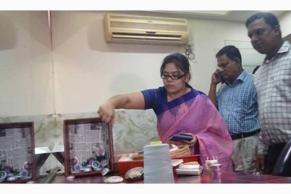 বিউটি পার্লারে রূপসজ্জায় মেয়াদোত্তীর্ণ কসমেটিকসের পণ্য!