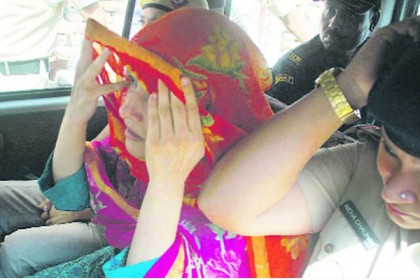 যৌন জীবনসহ ৩০০টি প্রশ্নের জবাব দিচ্ছে হানিপ্রীত!