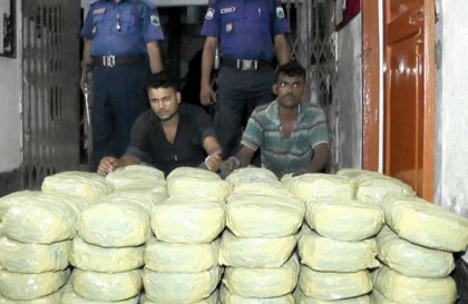 বগুড়ায় দেড়শ কেজি গাঁজা উদ্ধার, চালক হেলপার গ্রেফতার  