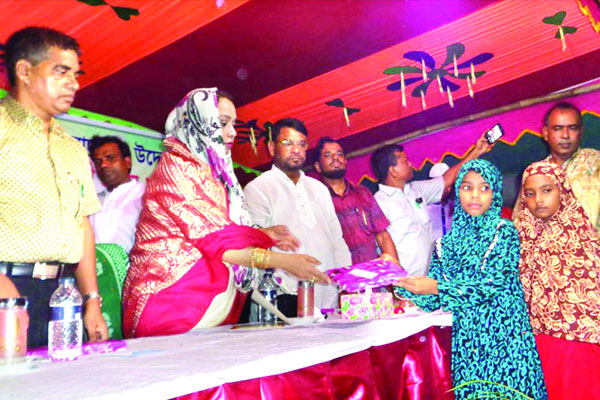 মানিকগঞ্জে কৃতী শিক্ষার্থীদের মাঝে পুরস্কার বিতরণ
