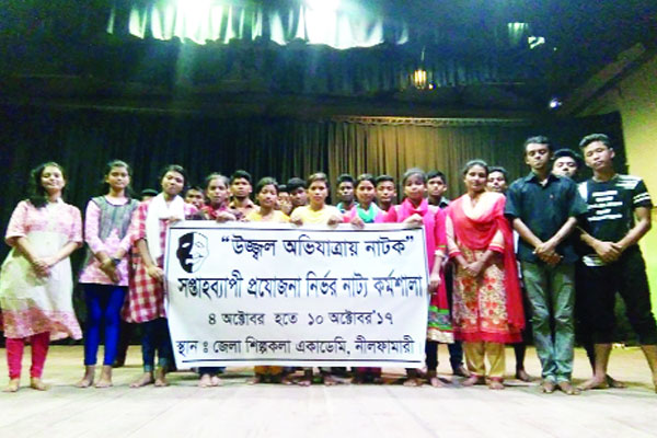 নগরজুড়ে ছুটির  আমেজ