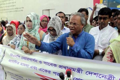 'বন্দুকের নল ধরে প্রধান বিচারপতিকে ছুটি নিতে বাধ্য করা হয়েছে'