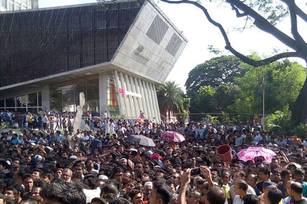 তিন টাকার ডিম নিয়ে লঙ্কাকাণ্ড!