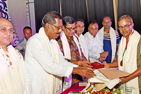 বগুড়ায় গুণী শিল্পীদের সম্মাননা 