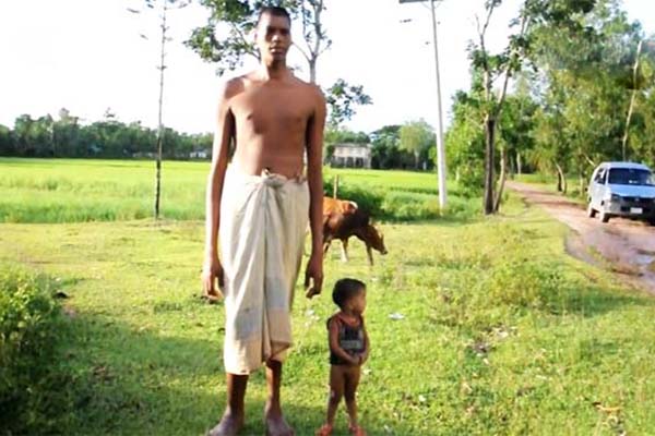 বান্দরবানের জিন্নাত বিশ্বের সবচেয়ে লম্বা মানুষ! (ভিডিও)