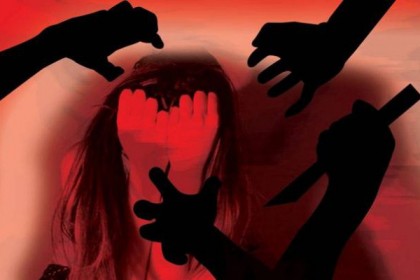 ধর্ষণে বাধা পেয়ে নারীর লজ্জাস্থানে লোহার রড ঢুকিয়ে দিল যুবক 