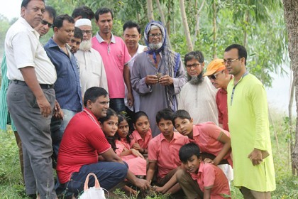 বজ্রপাত রোধে নাটোরে তালবীজ বপন  