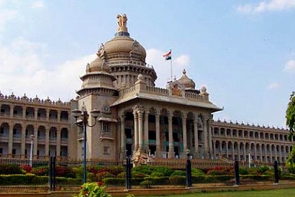 বিধানসভায় উপস্থিতির হার বাড়াতে দুপুরের খাবার!