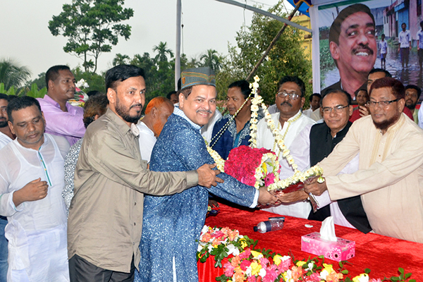 ফুলের নৌকা হাতে বিএনপি নেতার আওয়ামী লীগে যোগদান
