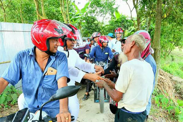 
মোটরসাইকেলে দিনভর নিজ এলাকায় ঘুরে বেড়ালেন পরিকল্পনামন্ত্রী
