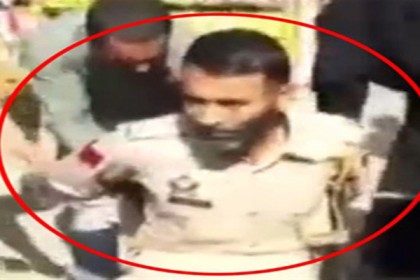 ছবি তোলার অপরাধে নারীদের কাছে গণপিটুনি খেল পুলিশকর্মী!