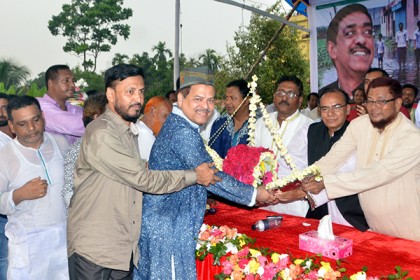 ফুলের নৌকা হাতে বিএনপি নেতার আওয়ামী লীগে যোগদান
