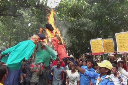 তেঁতুলিয়ায় আসামিদের গ্রেফতার ও ওসির অপসারণের দাবিতে মানববন্ধন 