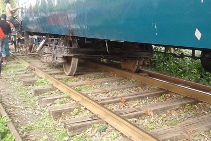 যাত্রীবাহী ট্রেন লাইনচ্যুত, বেনাপোল-খুলনা রেল যোগাযোগ বন্ধ