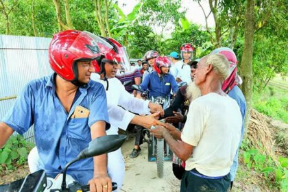 
মোটরসাইকেলে দিনভর নিজ এলাকায় ঘুরে বেড়ালেন পরিকল্পনামন্ত্রী
