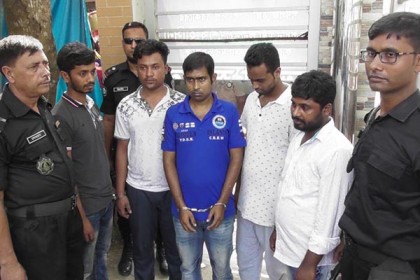 
ফমেক হাসপাতাল থেকে ১৮ দালাল আটক 
