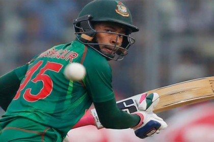 ছক্কা মেরে মুশফিকের হাফ সেঞ্চুরি