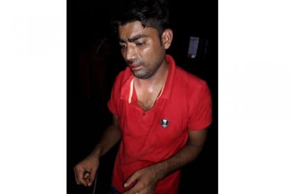 জাবিতে ইভটিজারকে গণধোলাই দিয়ে পুলিশে সোপর্দ