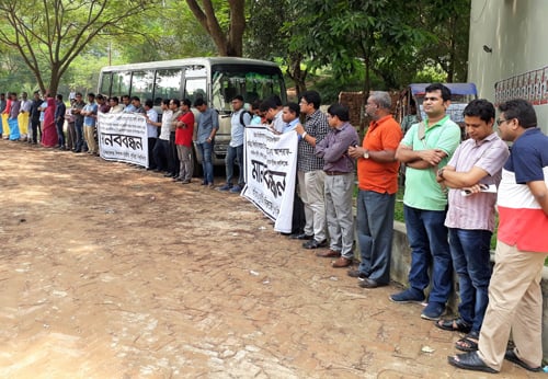 কুবি উপাচার্য কার্যালয়ে তালা ঝুলাল শিক্ষকরা