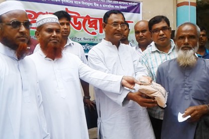 পার্বতীপুরে কৃষকদের মাঝে বীজ ও সার বিতরণ