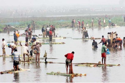 ৩৫ বছর ধরে শুক নদীর তীরে মাছ ধরার উৎসব