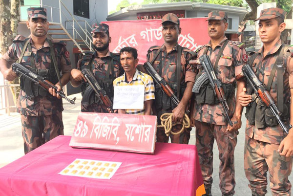 বেনাপোলে ১৮ পিস স্বর্ণের বারসহ ভারতীয় নাগরিক আটক