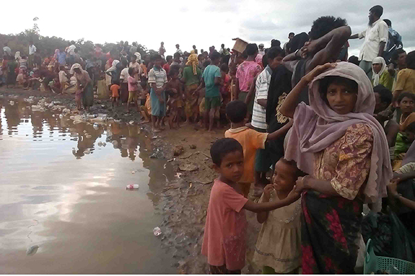 জিরো পয়েন্টে ৬০ হাজার রোহিঙ্গা, ওপারে অপেক্ষায় লক্ষাধিক