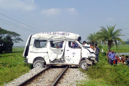 কুমিল্লায় ট্রেনের ধাক্কায় মাইক্রোবাসের ৩ আরোহী নিহত 