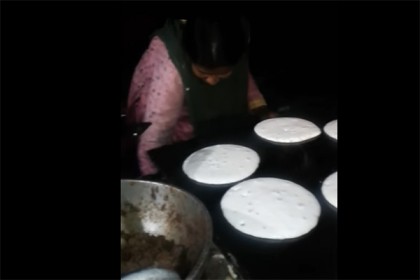সন্তানের জন্য ফুটপাতে খাবার বিক্রি করেন অভিনেত্রী (ভিডিও)