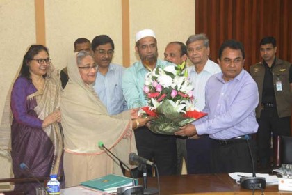 একনেক বৈঠকে প্রধানমন্ত্রীকে ফুলেল শুভেচ্ছা