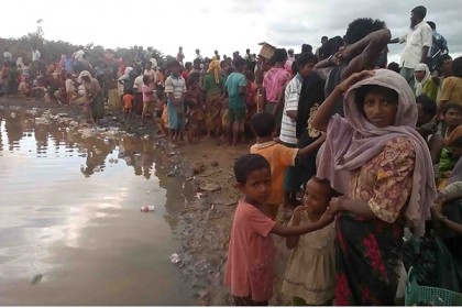জিরো পয়েন্টে ৬০ হাজার রোহিঙ্গা, ওপারে অপেক্ষায় লক্ষাধিক