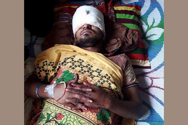 সংবাদ সম্মেলনে সাংবাদিকদের তোপের মুখে কলেজছাত্রী
