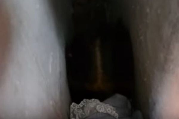 ২ দেওয়ালের মাঝে আটকে গেল শিশুর মাথা, অতঃপর…! (ভিডিও)