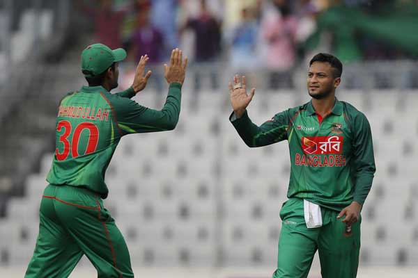 অবশেষে জোড়া আঘাত হানলেন সাকিব