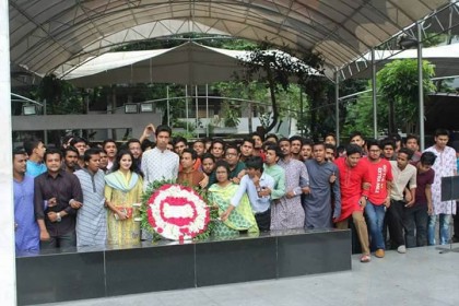 ধানমন্ডি ৩২ এ ফুল দিয়ে জবি ছাত্রলীগের পথচলা শুরু