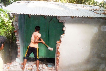 আদমদীঘিতে অবৈধ স্থাপনা উচ্ছেদ