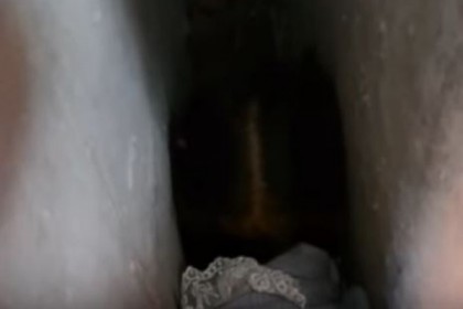 ২ দেওয়ালের মাঝে আটকে গেল শিশুর মাথা, অতঃপর…! (ভিডিও)