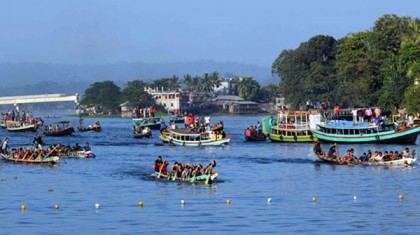 রাঙামাটিতে উৎসব মুখর পরিবেশে ঐতিহ্যবাহী নৌকা বাইচ