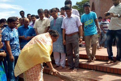 জাবিতে ছাত্রলীগের পরিষ্কার-পরিচ্ছন্নতা অভিযান