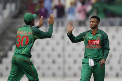 অবশেষে জোড়া আঘাত হানলেন সাকিব